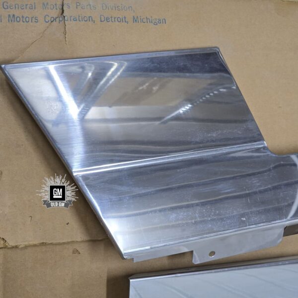 NOS GM 80-84 Electra 80-85 LeSabre Coupe Rocker Panel Molding Set - Image 2